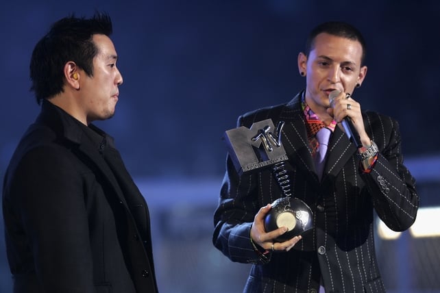 Award winner. Chester accepts an award on behalf of Linkin Park at the MTV Europe Music Awards 2004 in Rome