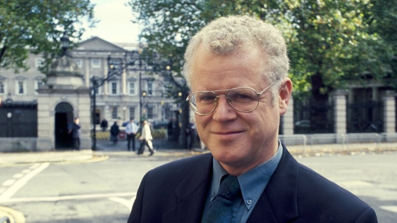 Ómós á léiriú don iriseoir agus craoltóir Cathal Mac Coille atá imithe amach ar phinsean ó RTÉ inniu.