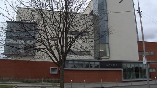 Stáisiún an Gharda Síochána i bhFionnghlas, áit a bhfuil an fear gafa á cheistiú