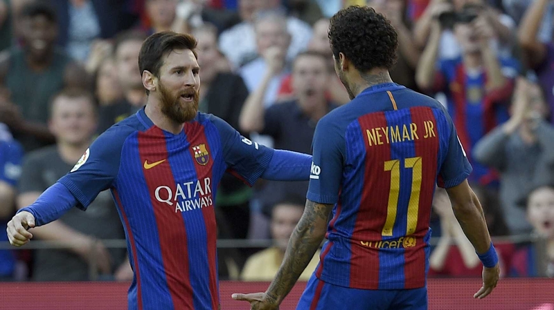 Leo Messi (L) and Neymar
