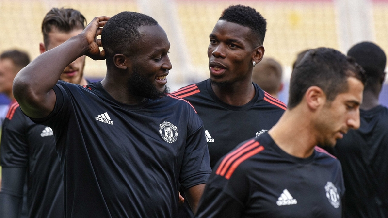 Manchester United's Romelu Lukaku (L) and Paul Pogba (C)