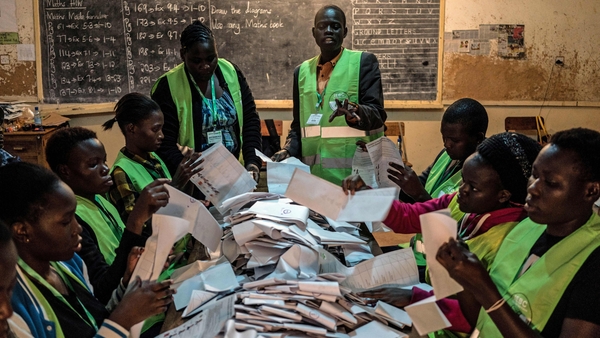 Kenyan President Uhuru Kenyatta took an early lead as results from the national elections trickled in