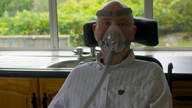 Tá Andrew san aonad dianchúraim in Ospidéal na hOllscoile, Gaillimh le breis agus bliain.