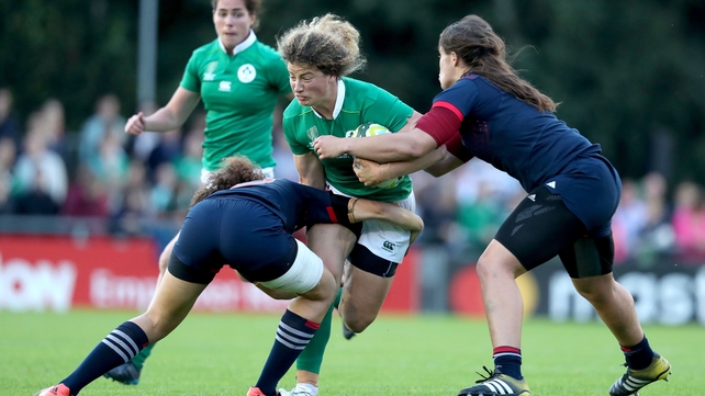 Jenny Murphy is tackled by Caroline Drouin and Annaelle Deshaye