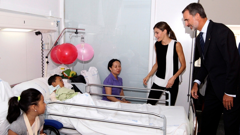 Spain's King Felipe and Queen Letizia in hospital with the Potot family today