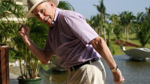 Elton John pays tribute to the "legendary" Bruce Forsyth