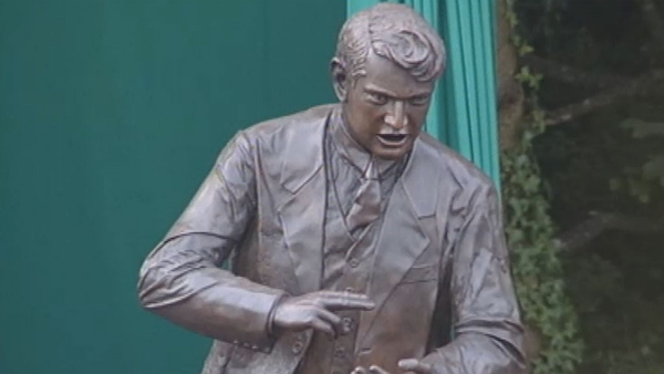 Liam Neeson unveils Michael Collins statue in Clonakilty - 2002