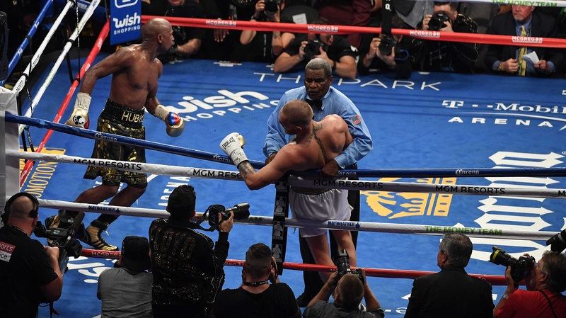 Referee Robert Byrd stopping the fight in the 10th reound