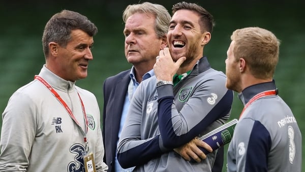 Roy Keane, Stephen Ward and Daryl Horgan share a joke befor kick-off