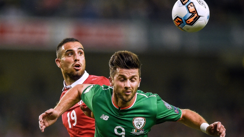 Shane Long under pressure from Nikola Maksimovic of Serbia