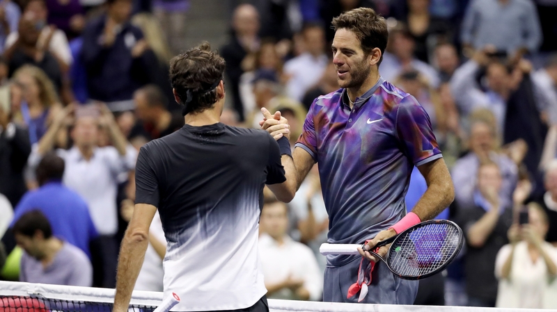 Federer and del Potro shakes hands after their match