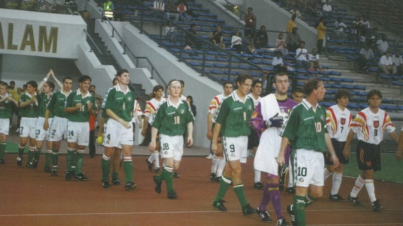 Thomas Morgan (right, in the number 10 jersey) leading Ireland out against Spain in 1997