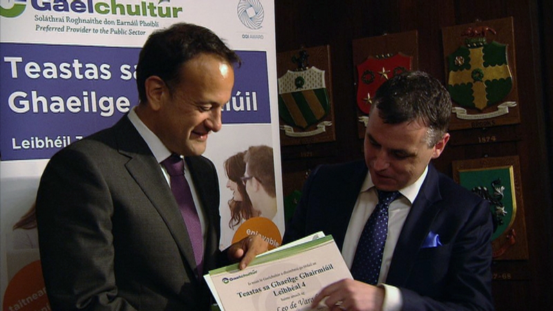 An Taoiseach, leo Varadkar agus an Coimisinéir Teanga, Rónán Ó Domhnaill ag ócáid bhronnta teastais sa Ghaeilge Ghairmiúil i dTigh an Ardmhéara aréir
