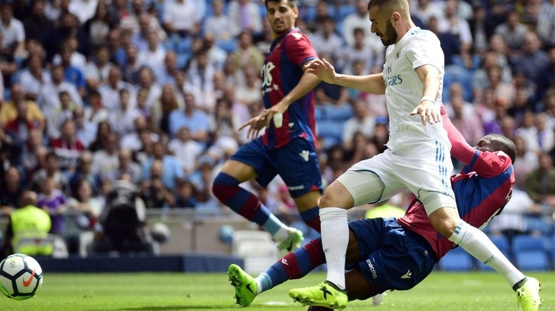 Karim Benzema (2L) vies with Levante's Colombian midfielder Jefferson Lerma (R)