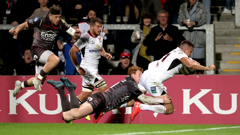 Jacob Stockdale scores a try despite the attention of Rhys Patchell