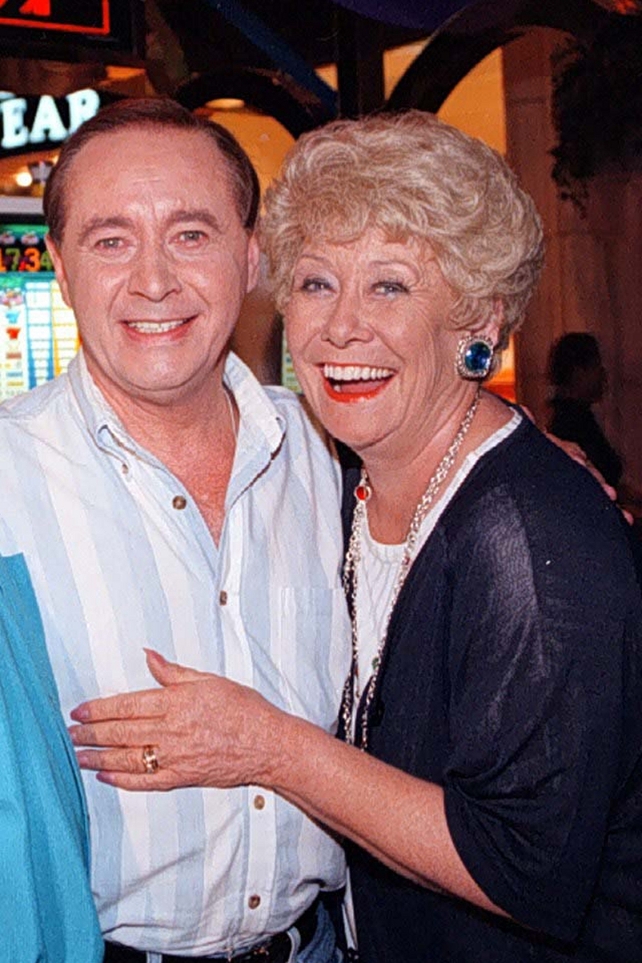 Liz meets up with Street veteran Ray Langton (actor Neville Buswell) in Vegas.