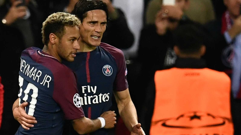 Neymar (L) is congratulated by Paris Saint-Germain's Uruguayan forward Edinson Cavani