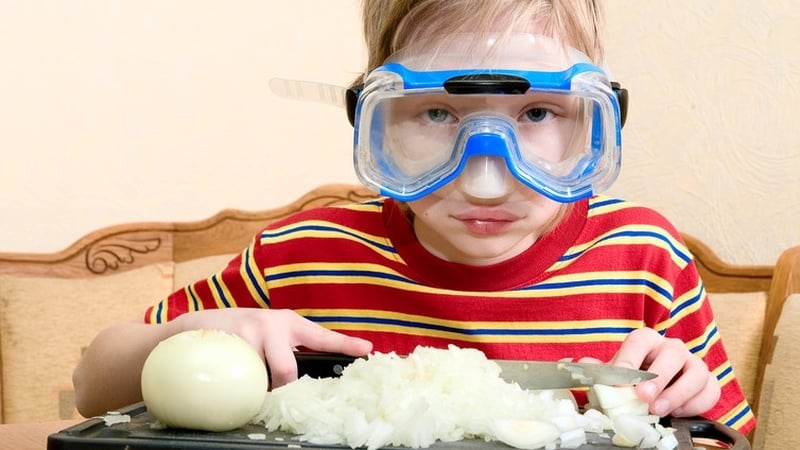 Wearing goggles may be an extreme way to prevent "the tears that live in the onion". Photo: Shutterstock