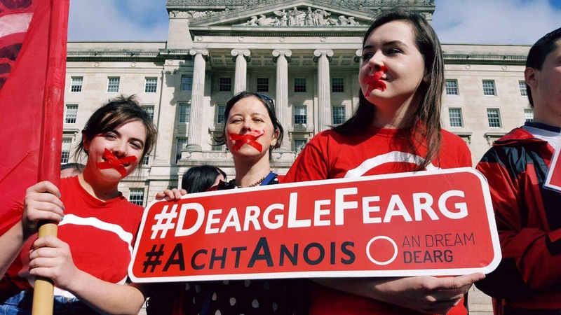 An Dream Dearg os comhair Stormont ag éileamh a gcearta teangan.