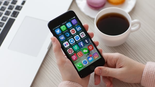 "To what extent are influencers signalling the existence and nature of sponsored content in social media posts?"