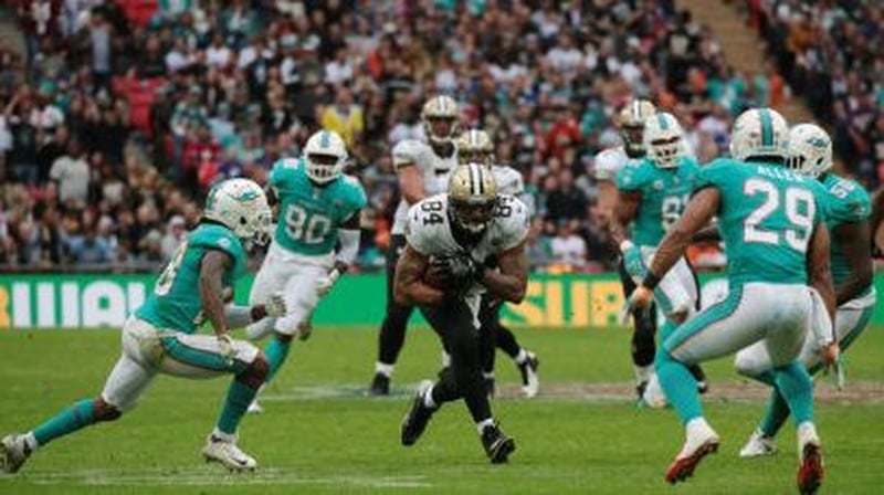 New Orleans Saints tight end Michael Hoomanawanui makes yards