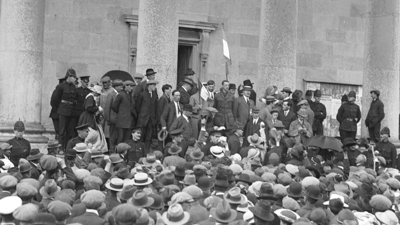 Éamon de Valera addressing a crowd from the front of Ennis Court House, Co. Clare, July 11 1917. Photo: courtesy of the National Library of Ireland
