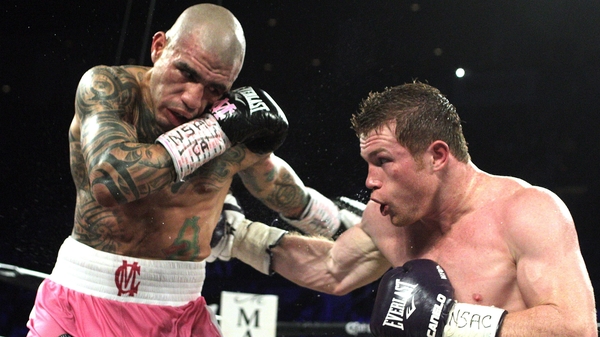 Miguel Cotto (l) exchanges blows with Saul 'Canelo' Alvarez during their middleweight championship fight in 2015