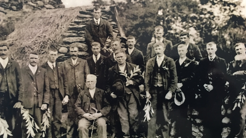 Domhnall Ó Mathúna (ina shuí) agus a chomharsana i nDrom an Ailigh