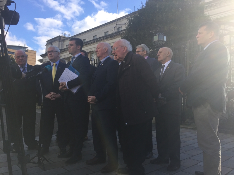 Na 'Hooded Men' ag labhairt lasmuigh d'Ard-Chúirt Thuaisceart Éireann i mBéal Feirste inniu i ndiaidh do Bhreitheamh cinneadh an PSNI a chur ó mhaith