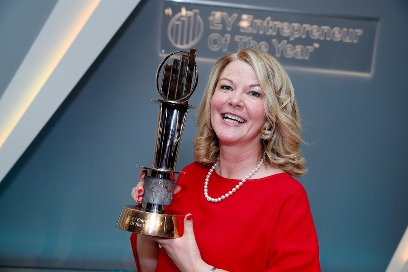 Evelyn O'Toole ar bronnadh gradam EY Fiontraí Tionscal na Bliana uirthi dá gnó saotharlainne CLS i Ros Muc agus i gcathair na Gaillimhe