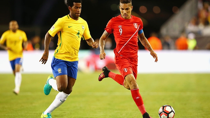 Jose Paolo Guerrero (R) will miss the play-off