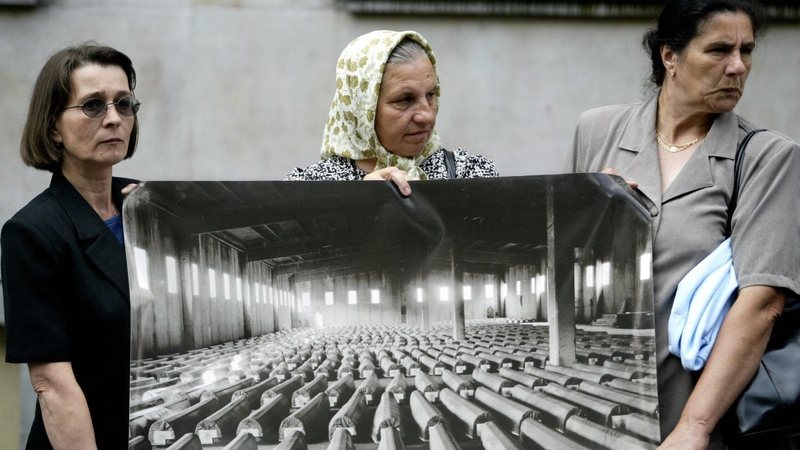 Survivors and relatives of victims of the Srebrenica massacre protest in The Hague in 2004