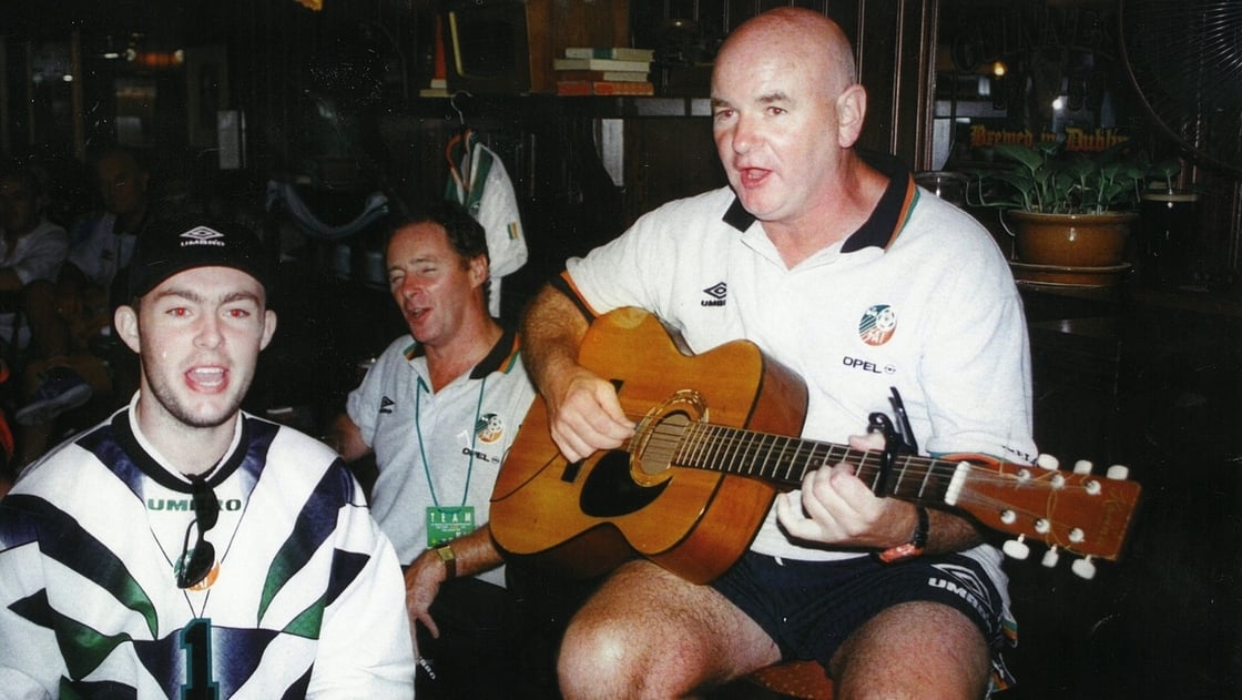 Derek O'Connor (L) enjoys a sing-song with Brian Kerr and Noel O'Reilly, who had the guitar