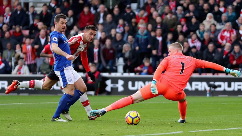 Dusan Tadic of Southampton scores the first Southampton goal past Jordan Pickford