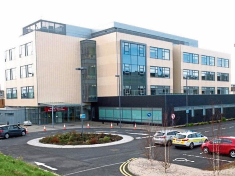 D'impigh dochtúirí ar an fhear 75 bl. d'aois a raibh Covid-19 air gan Otharlann Leitir Ceanainn a fhágáil nó go mbeadh sé ag cur a shaoil i gcontúírt.