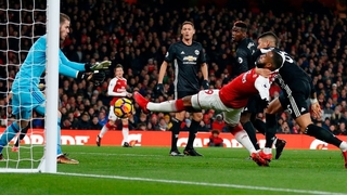 David de Gea (L) denies Arsenal striker Alexandre Lacazette