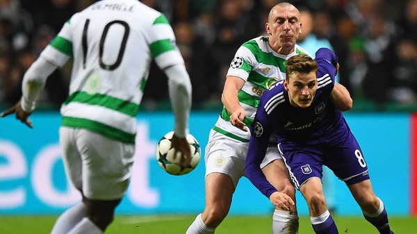 Anderlecht's Belgian midfielder Pieter Gerkens (R) vies with Celtic's Scottish midfielder Scott Brown