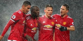 Manchester United celebrate after Lukaku scores
