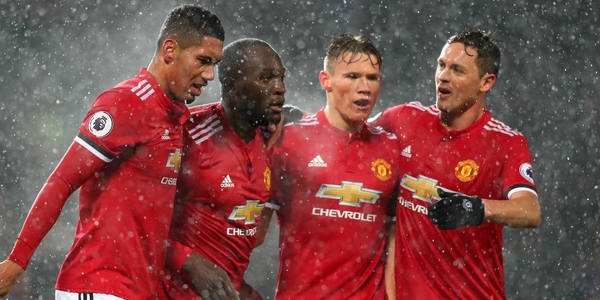 Manchester United celebrate after Lukaku scores