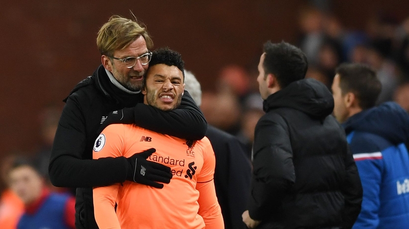 Jurgen Klopp puts an arm around Alex Oxlade-Chamberlain