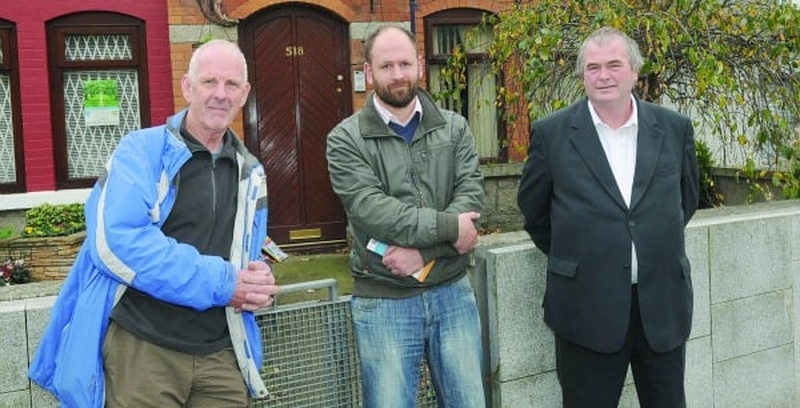 Pól Ó Meadhra (sa lár) agus beirt bhunaitheoirí eile de chuid Ghaelphobal Thamhlachta