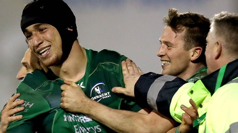 Jack Carty congratulates Ultan Dillane (l) after a try