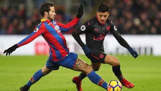 Alexis Sanchez of Arsenal (R) evades Yohan Cabaye