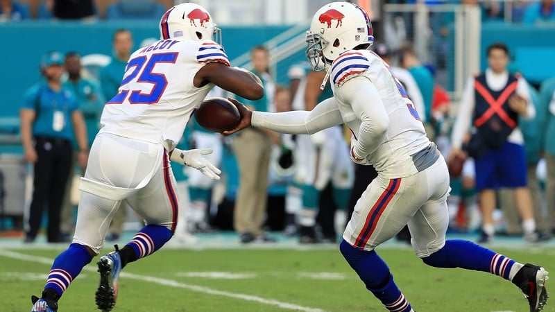 Tyrod Taylor hands off to LeSean McCoy (25) of the Buffalo Bills against the Miami Dolphins