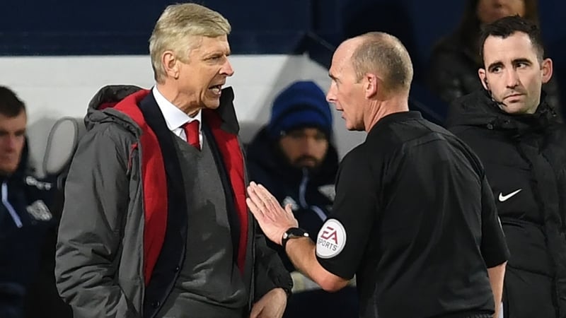 Arsene Wenger (L) was unimpressed with Mike Dean's decision to award a penalty