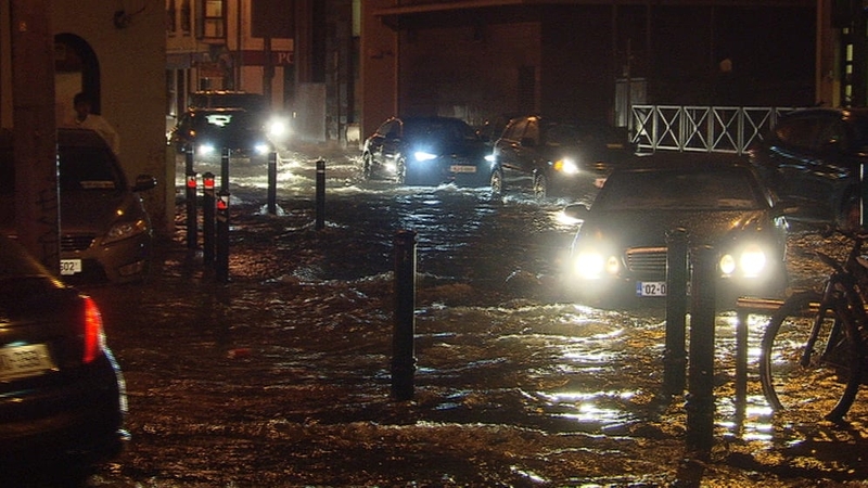 Gnóanna na Gaillimhe míshásta faoin 'easpa' rabhadh a fuair siad faoi thuilte
