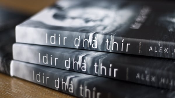ÉIST: Podchraoladh Chlub Leabhar 'Idir Dhá Thír'