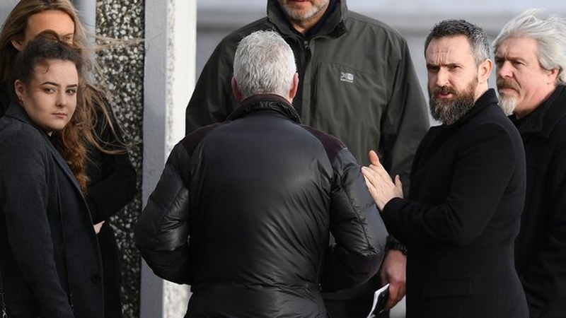 Ball eile den bhanna ceoil The Cranberries, Noel Hogan (an tarna duine ar dheis) ag sochraid Dolores O'Riordan i Luimneach inniu.