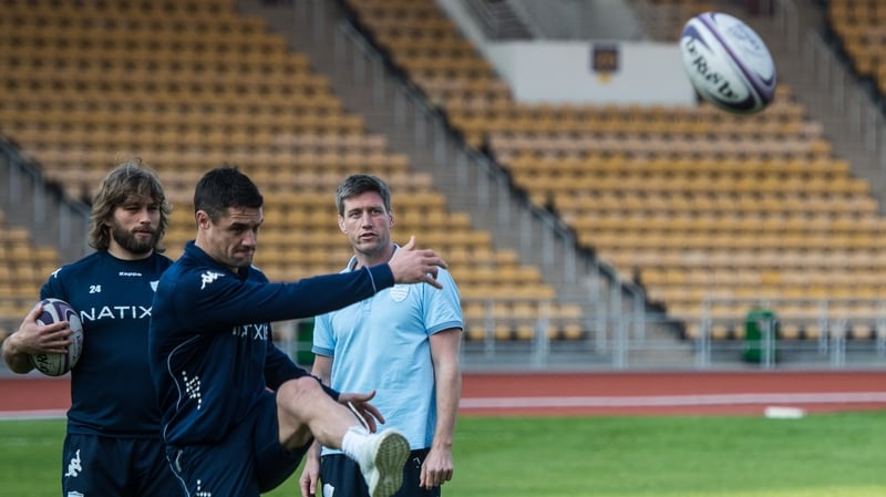 O'Gara watches Carter kicking