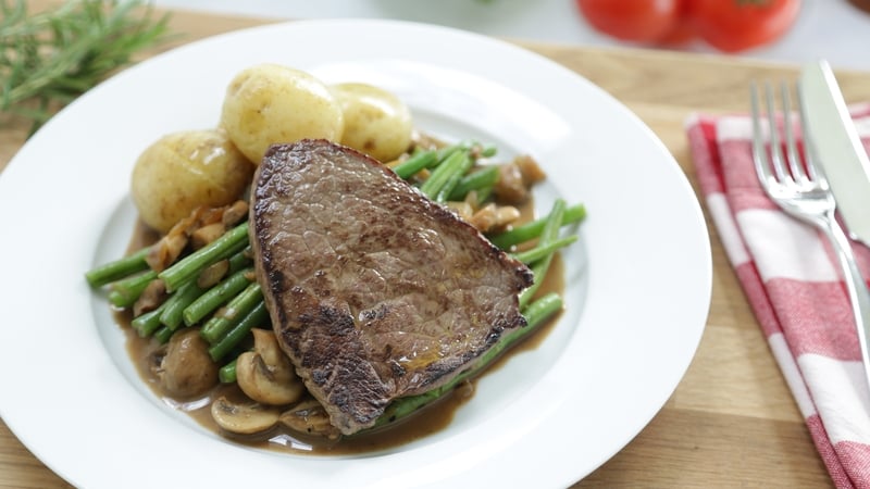 Rosemary Steak with Green Beans and Mushrooms